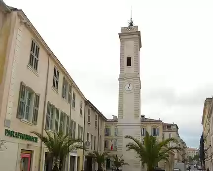 PXL147 Tour de l'Horloge (1752) haute de 30 m surmontée d'un campanile en fer forgé. A gauche, maison natale de Jean Nicot, Ambassadeur de France au Portugal ayant...